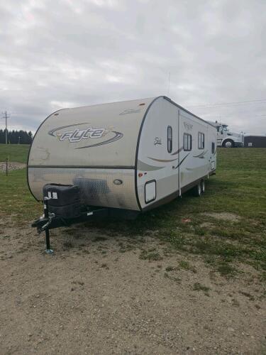 2016 32' Golf Flyte camper w ownership, sleep 8 in good condition