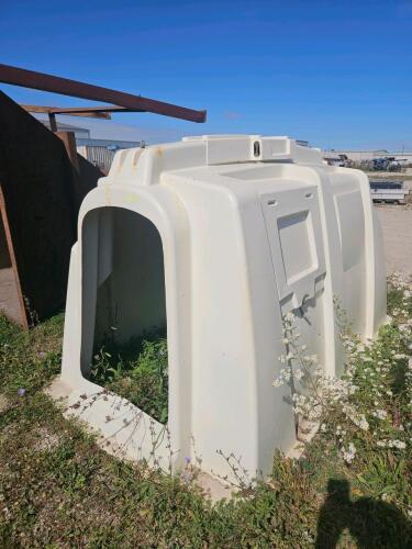 Poly calf hutch complete in good condition
