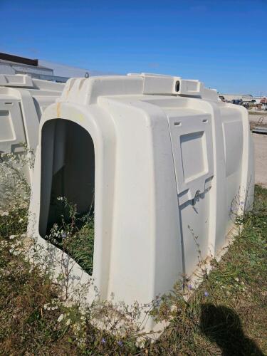 Poly calf hutch complete in good condition