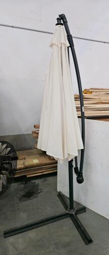 Free standing patio umbrella