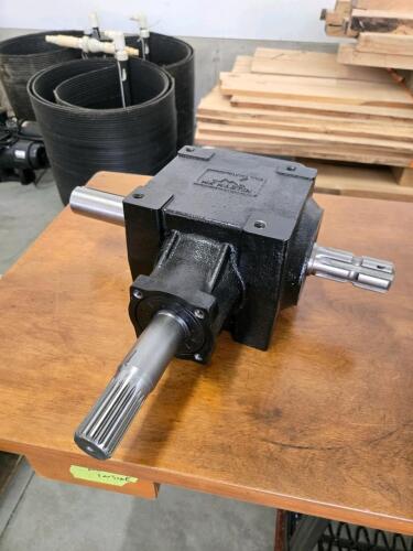 1 to 1 ratio new gear box, 1000/545 1 1/2" shafts, 5" bolt pattern