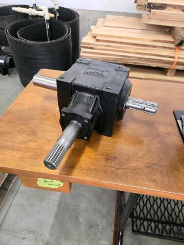 1 to 1 ratio new gear box, 1000/545 1 1/2" shafts, 5" bolt pattern