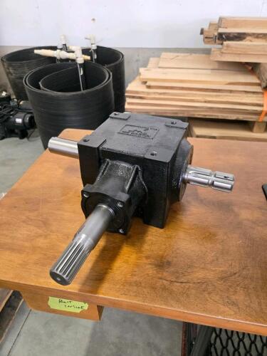 1 to 1 ratio new gear box, 1000/545 1 1/2" shafts, 5" bolt pattern