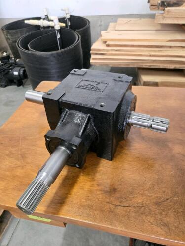 1 to 1 ratio new gear box, 1000/545 1 1/2" shafts, 5" bolt pattern