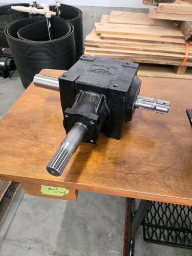 1 to 1 ratio new gear box, 1000/545 1 1/2" shafts, 5" bolt pattern