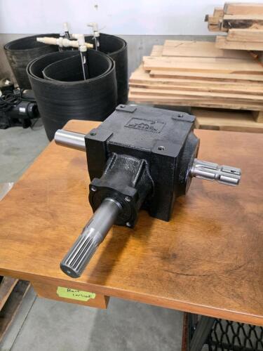 1 to 1 ratio new gear box, 1000/545 1 1/2" shafts, 5" bolt pattern