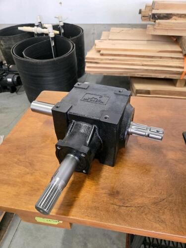1 to 1 ratio new gear box, 1000/545 1 1/2" shafts, 5" bolt pattern