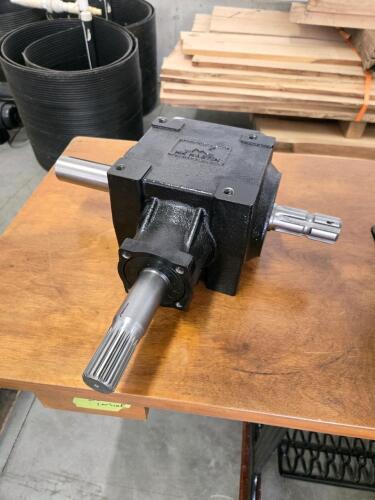 1 to 1 ratio new gear box, 1000/545 1 1/2" shafts, 5" bolt pattern