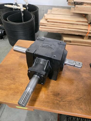 1 to 1 ratio new gear box, 1000/545 1 1/2" shafts, 5" bolt pattern