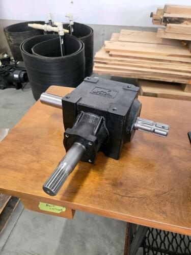 1 to 1 ratio new gear box, 1000/545 1 1/2" shafts, 5" bolt pattern