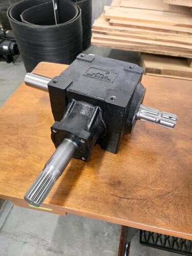 1 to 1 ratio new gear box, 1000/545 1 1/2" shafts, 5" bolt pattern