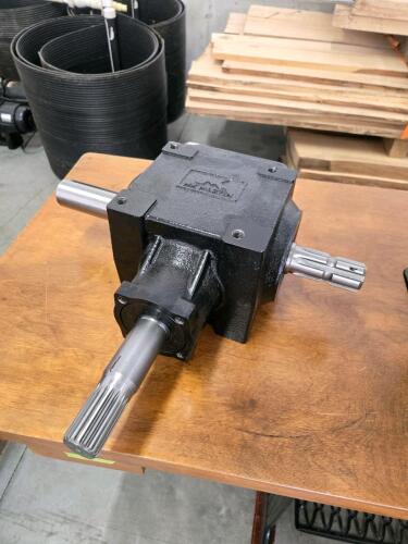 1 to 1 ratio new gear box, 1000/545 1 1/2" shafts, 5" bolt pattern