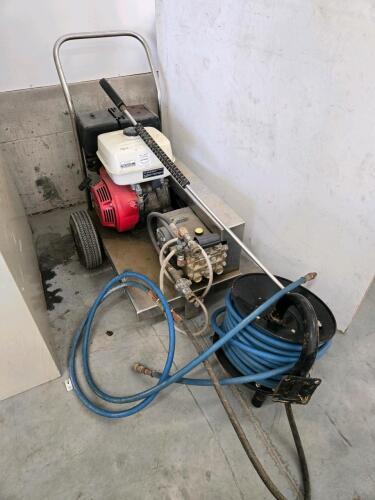 11hp Honda working pressure washer w hose & reel