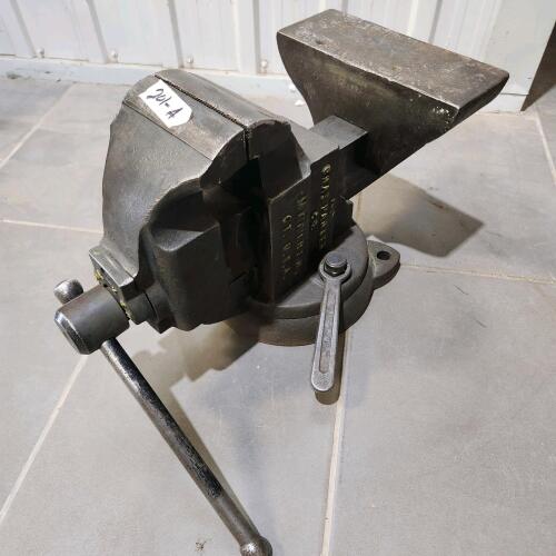 Vintage 5" Chas Parker vice w saddle anvil in excellent condition