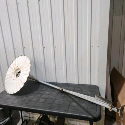 Vintage porcelain yard light in good condition
