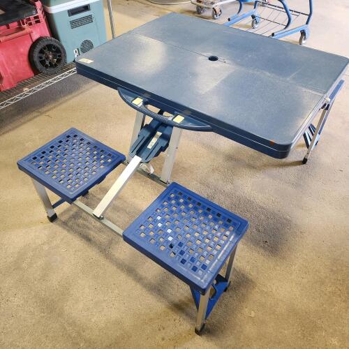 Folding picnic table