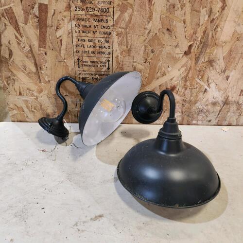 2 Light fixtures