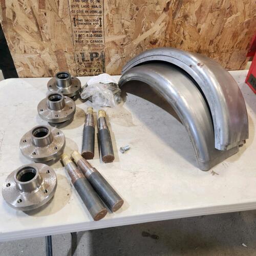 4 Trailer hubs, spindles & fenders unused