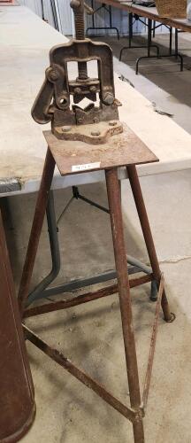 Pipe vice on stand
