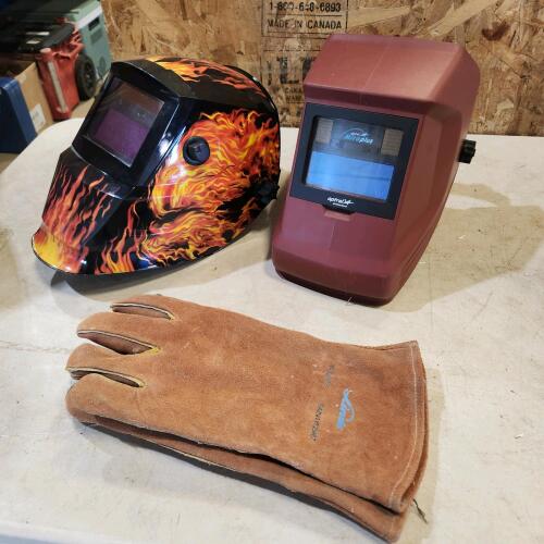 2 Auto darkening welding helmets & welding gloves