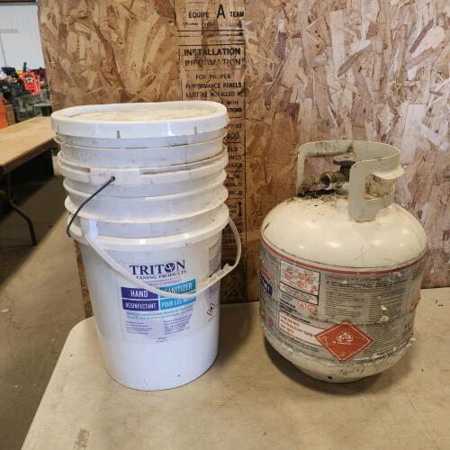 Empty bbq tank, 5 gal pails