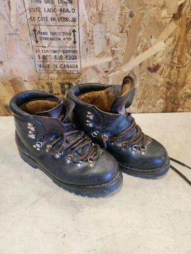 Vasque Sz 9w mens leather boots