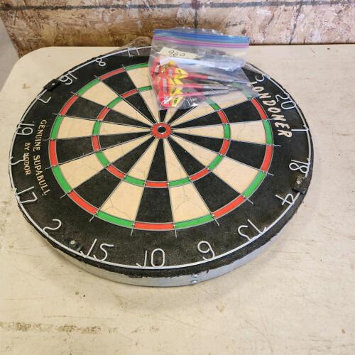 Dart board w darts