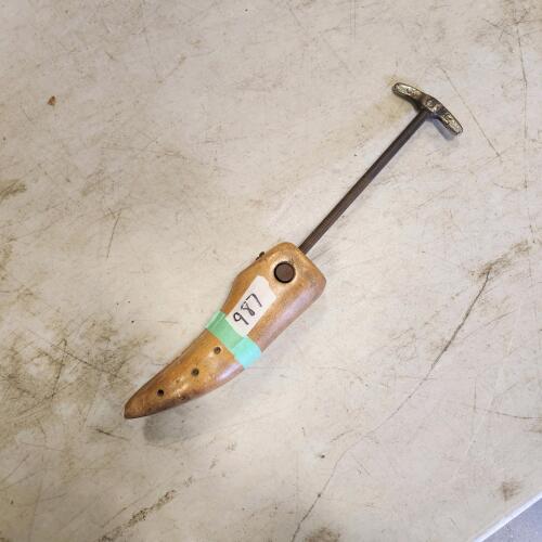 Shoe stretcher