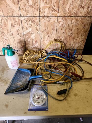 Assorted ext cords, etc