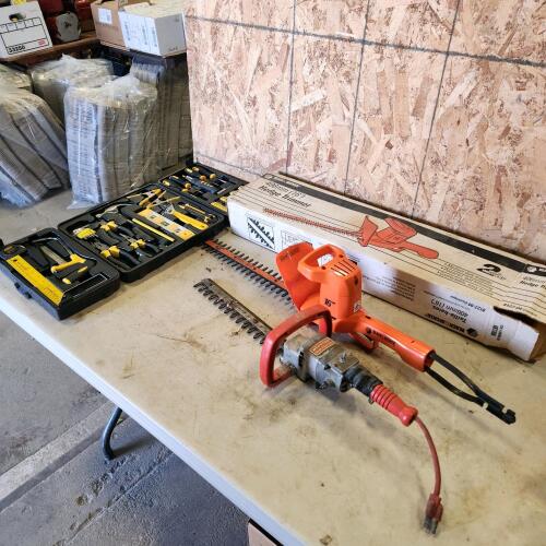 Hedge trimmers and toolkit