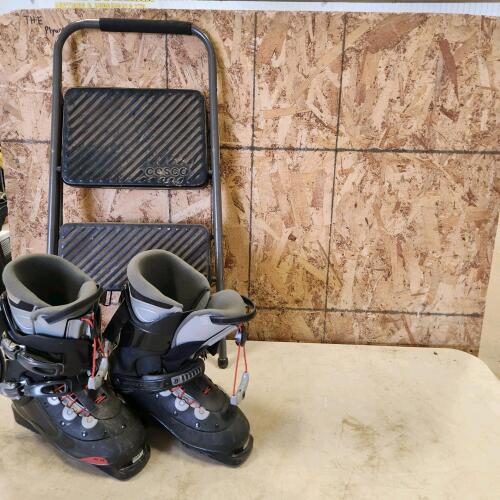2 Step stool, sz 9 ski boots