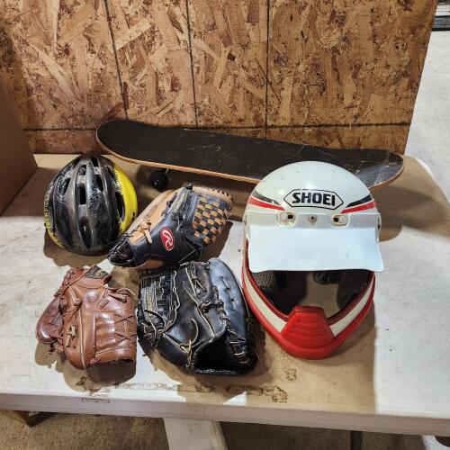 Sz med helmet, skateboard, baseball gloves