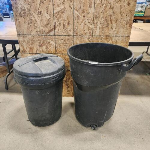 2 Plastic garbage cans, 1 lid