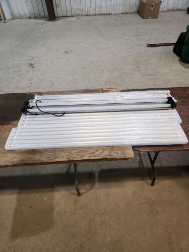 15 4' LED bulbs, 4' led light fixture