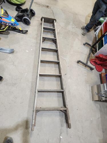 8' Wooden stepladder