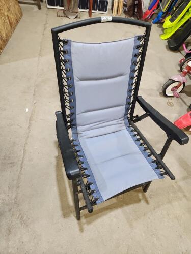 Folding lawn chair