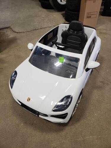Kids battery powered ride on car w new battery & charger