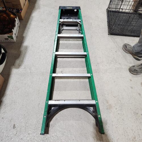 6' Fiberglass step ladder