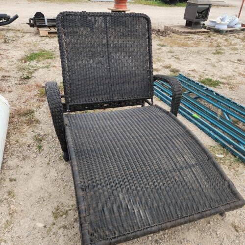 39"W Wicker patio lounge chair