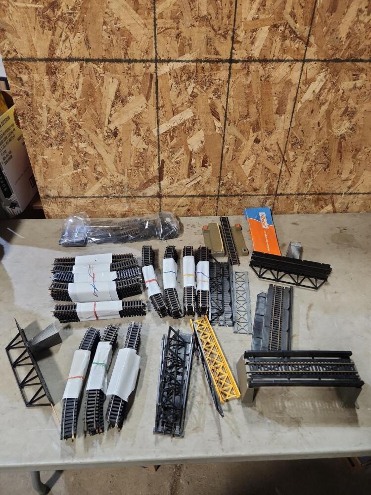 HO scale train tracks