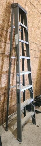 8' Fiberglass step ladder