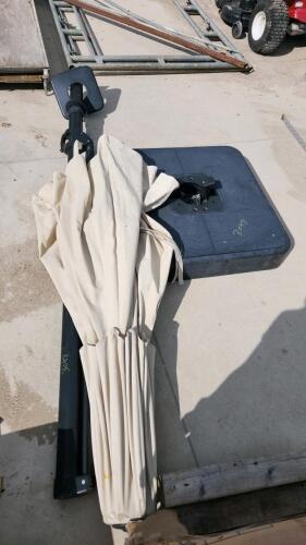 Free standing patio umbrella