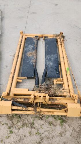 Self locking head gate