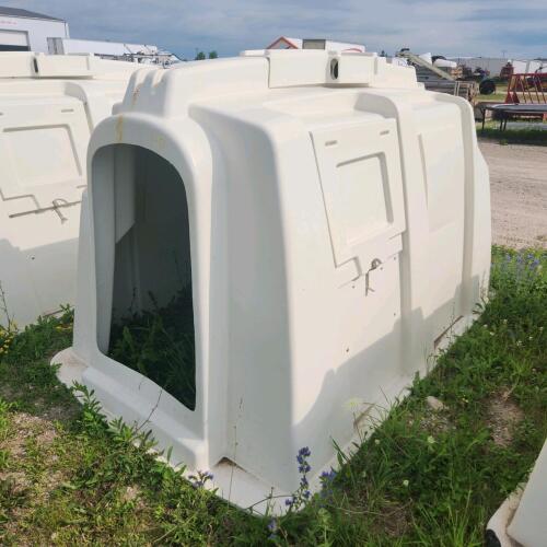 Poly calf hutch w buckets & chain in good condition