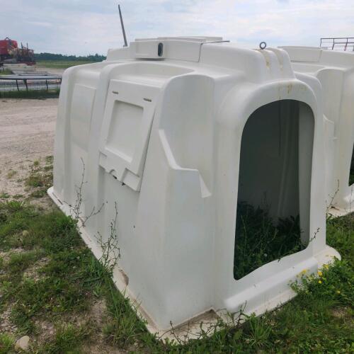 Poly calf hutch w buckets & chain, in good condition