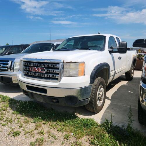 2013 2500 GMC duramax diesel truck, 356,000km,4x4, 8' box
