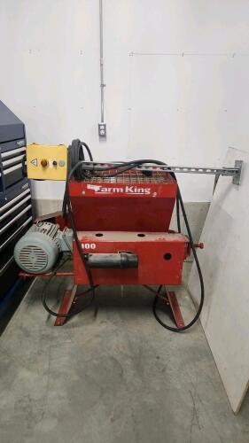 575V Farm King roller mill as new