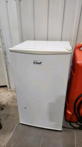 Fridge 18"W 34H