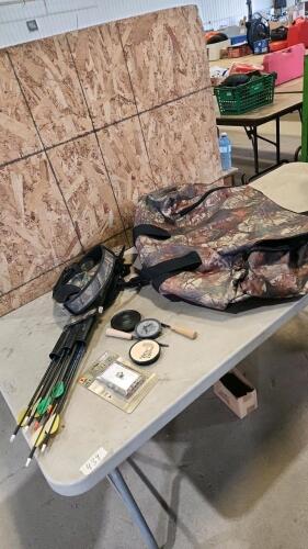 Camo bag w arrows & turkey calls