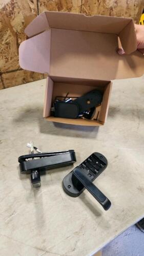 Electronic door latch